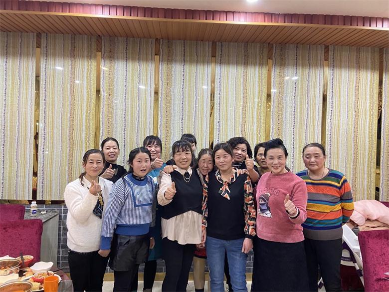 艾爾佳物業(yè)全體員工喜迎新春，團年聚餐發(fā)放春節(jié)福利
